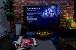 tv with friends on it