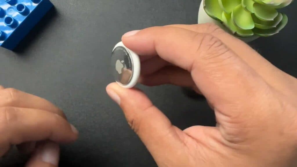How to Replace a Dead Apple AirTag Battery (1)